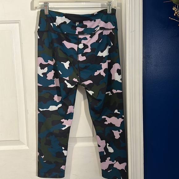 Women Fila Camouflage Design Athletic Cropped Polyester & Spandex Leggings M - Picture 4 of 6